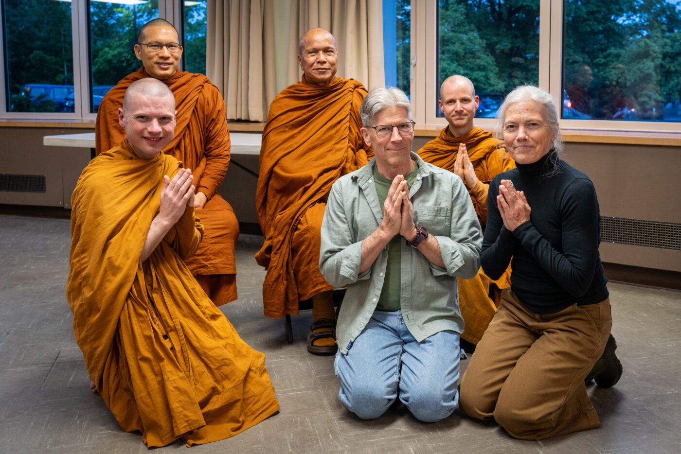 Luang Por Jundee sits down with Ajahn Nisabho's parents