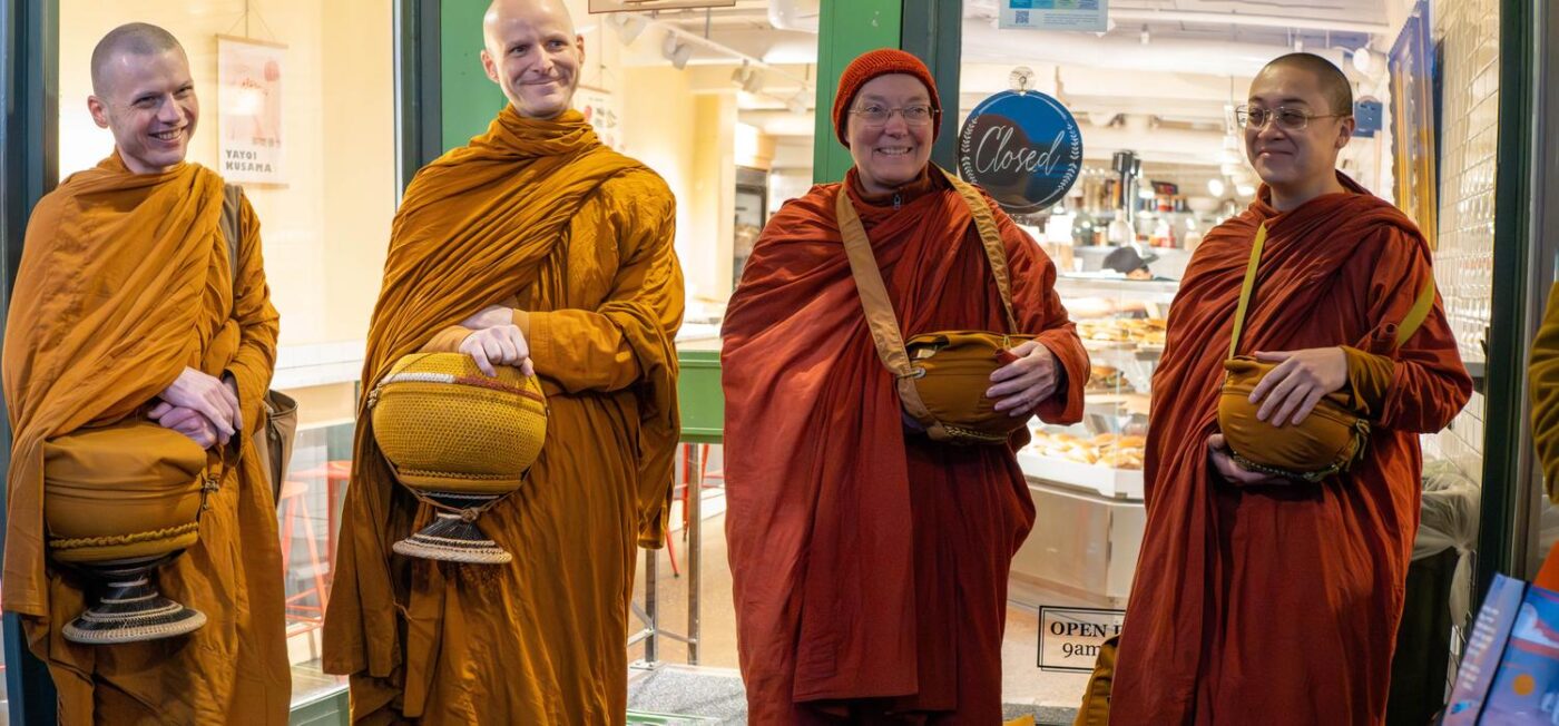 Sunday alms round with Ajahns Nisabho & Kovilo, and Ayyas Santussikā & Cittānandā